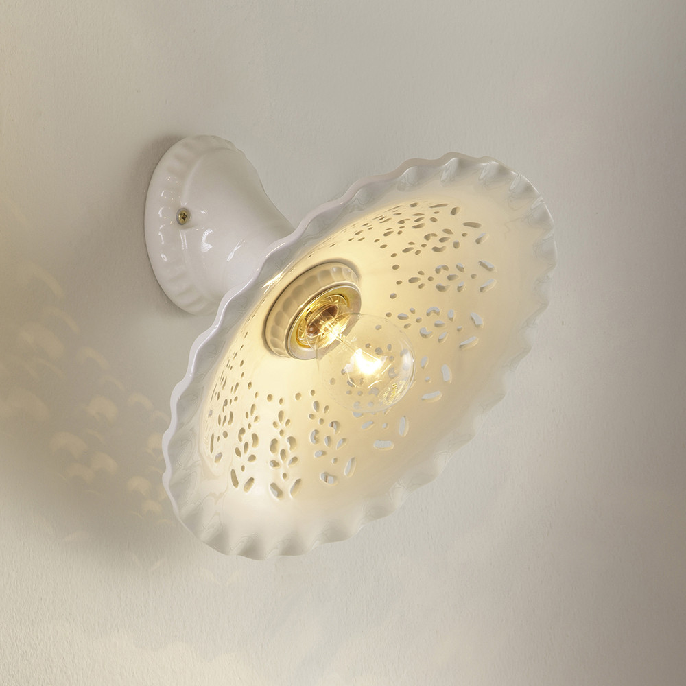 MERLETTO Applique da Parete in Ceramica Traforata Ø30 con Base Obliqua
